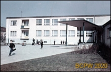 Szkoła 1000-lecia przy ulicy Witkiewicza, widok budynku administracji od strony wejścia gł&oacute;wnego, Szczecin