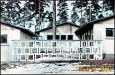 Szkoła 1000-lecia na Głębokiem, fragment pawilonów klasowych połączonych ażurowym ogrodzeniem, Szczecin