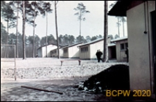 Szkoła 1000-lecia na Głębokiem, widok ogólny pawilonów klasowych od strony murku, Szczecin