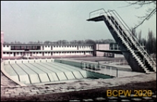 Klub Sportowy Pogoń przy skrzyżowaniu ulic Twardowskiego i Witkiewicza, kąpielisko letnie, basen sportowy z wieżą do skok&oacute;w, Szczecin