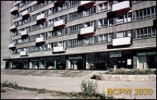 Ulica Grunwaldzka, nowy blok mieszkalny z pawilonami handlowo usługowymi na parterze, Wrocław