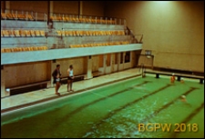 Dom Sportu WKKFiT, wnętrze krytej pływalni z trybunami, Zielona G&oacute;ra