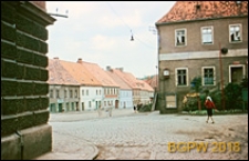 Fragment miasta, widok od strony wybrukowanej ulicy, Złoty Stok