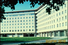 Śr&oacute;dmieście, gmach Gł&oacute;wnego Urzędu Statystycznego (GUS) przy Alei Niepodległości, widok od strony podjazdu, Warszawa