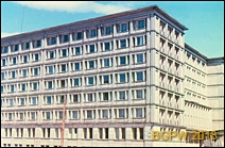 Śródmieście, biurowiec przy ulicy Kruczej, zbliżenie budynku, Warszawa