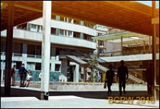 Ściana Wschodnia, widok ogólny ze schodami do kawiarni Zodiak przy ulicy Widok 24/26, od strony Pasażu Śródmiejskiego Stefana "Wiecha” Wiecheckiego, Warszawa