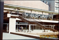 Ściana Wschodnia, budynek z kawiarnią Zodiak przy ulicy Widok 24/26, na poziomie parteru kwiaciarnia, Warszawa