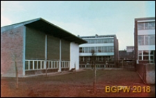 Śródmieście, szkoła przy ulicy Emili Plater dawnym Ogrodzie Pomologicznym, widok zewnętrzny z wnęką między budynkami, Warszawa