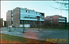 Śródmieście, szkoła przy ulicy Emili Plater dawnym Ogrodzie Pomologicznym, widok zewnętrzny, Warszawa