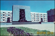 Muranów, Pomnik Bohaterów Getta na tle nowych budynków mieszkalnych, strona zachodnia, Warszawa