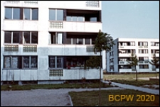 Osiedle mieszkaniowe Prototypów na Służewcu, budynki czterokondygnacyjne pośród zieleni osiedlowej, Warszawa