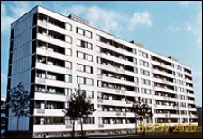 Osiedle mieszkaniowe Prototypów na Służewcu, ośmiokondygnacyjny długi blok mieszkalny, Warszawa