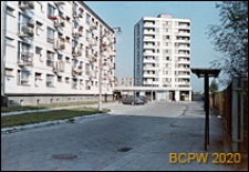 Osiedle mieszkaniowe Prototyp&oacute;w na Służewcu, ciąg pawilon&oacute;w handlowo-usługowych, Warszawa