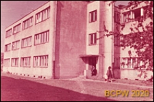 Osiedle mieszkaniowe WSM Rakowiec, widok trzykondygnacyjnego budynku, Warszawa