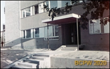 Osiedle mieszkaniowe Sady Żoliborskie, budynek mieszkalny, wejście do bloku, Warszawa