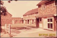 Fragment zabudowy mieszkaniowej od strony podw&oacute;rza, Basildon, Anglia, Wielka Brytania