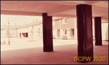 Wejście na dziedziniec domów szeregowych jednopiętrowych, Basildon, Anglia, Wielka Brytania