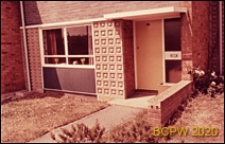 Fragment domu szeregowego jednopiętrowego, wejście do budynku, Basildon, Anglia, Wielka Brytania