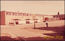 Szkoła podstawowa, widok zewnętrzny sali gimnastycznej i garaży rowerowych, Basildon, Anglia, Wielka Brytania