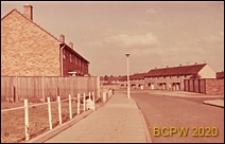 Ciąg jednopiętrowych dom&oacute;w szeregowych przy osiedlowej ulicy, Corby, Anglia, Wielka Brytania