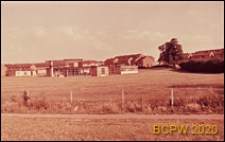 Teren zielony z widokiem na szkołę, Corby, Anglia, Wielka Brytania