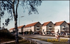 Osiedle mieszkaniowe starszego typu, budynki mieszkalne trzykondygnacyjne, widok zewnętrzny od strony ulicy, Kopenhaga, Dania