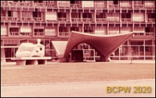 Pałac UNESCO, fragment elewacji od strony Avenue de Suffren i zadaszone wejście do budynku, Paryż, Francja