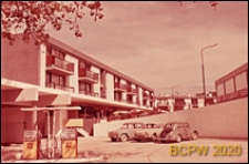 Osiedle mieszkaniowe Beauregard, stacja benzynowa i fragment zabudowy, Paryż, Francja