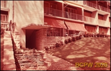 Osiedle mieszkaniowe Les Jonquilles, fragment elewacji i wejście do budynku mieszkalnego, Paryż-Vaucresson, Francja