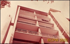 Osiedle mieszkaniowe Les Jonquilles, górna część elewacji bloku mieszkalnego, Paryż-Vaucresson, Francja