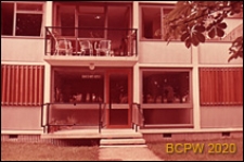 Osiedle mieszkaniowe Les Grandes Terres, wejście do budynku mieszkalnego, Paryż-Marly-le-Roi, Francja