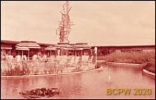 Osiedle mieszkaniowe Les Grandes Terres, kawiarnia przed budynkiem z pawilonami handlowo-usługowymi, otoczona fontanną, Paryż-Marly-le-Roi, Francja