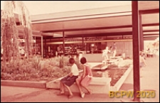 Osiedle mieszkaniowe Les Grandes Terres, dziedziniec wewnętrzny pawilonu handlowego, Paryż-Marly-le-Roi, Francja