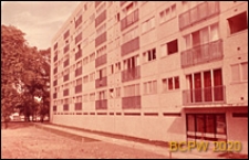 Osiedle mieszkaniowe, fragment elewacji budynku mieszkalnego sześciopiętrowego oraz wejście do budynku, Paryż-Marly-le-Roi, Francja