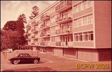 Osiedle mieszkaniowe, elewacja frontowa budynku mieszkalnego czteropiętrowego, Paryż-Marly-le-Roi, Francja