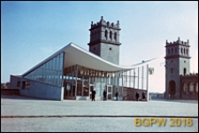 Śr&oacute;dmieście, przystanek PKP Warszawa Powiśle przy Moście Poniatowskiego, widok og&oacute;lny, Warszawa