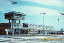 Międzynarodowy Port Lotniczy na Okęciu przy ulicy Żwirki i Wigury, hala pasażerska, blok techniczno-administracyjny z wieżą kontrolną ruchu na płycie przeddworcowej, widok ogólny zewnętrzny, Warszawa