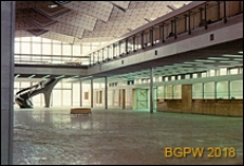 Międzynarodowy Port Lotniczy na Okęciu przy ulicy Żwirki i Wigury, wnętrze hali pasażerskiej ze schodami, Warszawa
