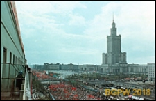 Plac Defilad, panorama z Pałacem Kultury i Nauki (PKiN), widok w czasie pochodu majowego, Warszawa