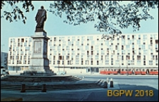 Plac Dzierżyńskiego, widok pierzei wschodniej z pomnikiem, Warszawa