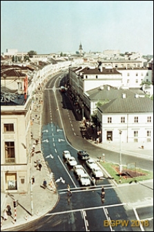 Ulica Nowy Świat, widok panoramiczny w kierunku Krakowskiego Przedmieścia od strony Banku Gospodarstwa Krajowego (BGK) w Alejach Jerozolimskich, Warszawa