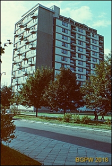 Ulica Puławska, wysoki budynek mieszkalny, Warszawa