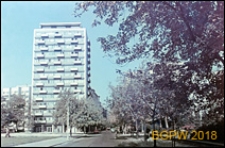 Ulica Wiejska z wysokimi budynkami, Warszawa