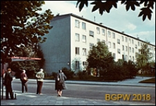 Osiedle mieszkaniowe WSM Mokotów, przystanek autobusowy obok bloku mieszkaniowego, Warszawa