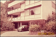 Dzielnica Doldertal, dwupiętrowy budynek mieszkalny, elewacja i wejście do budynku, Zurych, Szwajcaria