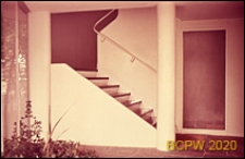 Dzielnica Doldertal, dwupiętrowy budynek mieszkalny, wnętrze, fragment hallu z klatką schodową, Zurych, Szwajcaria