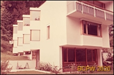 Dzielnica Doldertal, willa prywatna, widok naroża dwupiętrowego budynku, Zurych, Szwajcaria