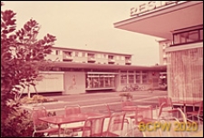 Osiedle mieszkaniowe Hirzenbach, punkty handlowo-usługowe oraz fragment budynku restauracji, Zurych, Szwajcaria