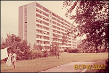 Osiedle mieszkaniowe Hirzenbach, blok mieszkalny dziewięciokondygnacyjny, widok zewnętrzny, Zurych, Szwajcaria