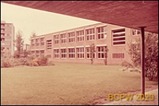 Szkoła, fragment elewacji budynku, widok z podcieni na budynek i ogr&oacute;d szkolny, Zurych, Szwajcaria